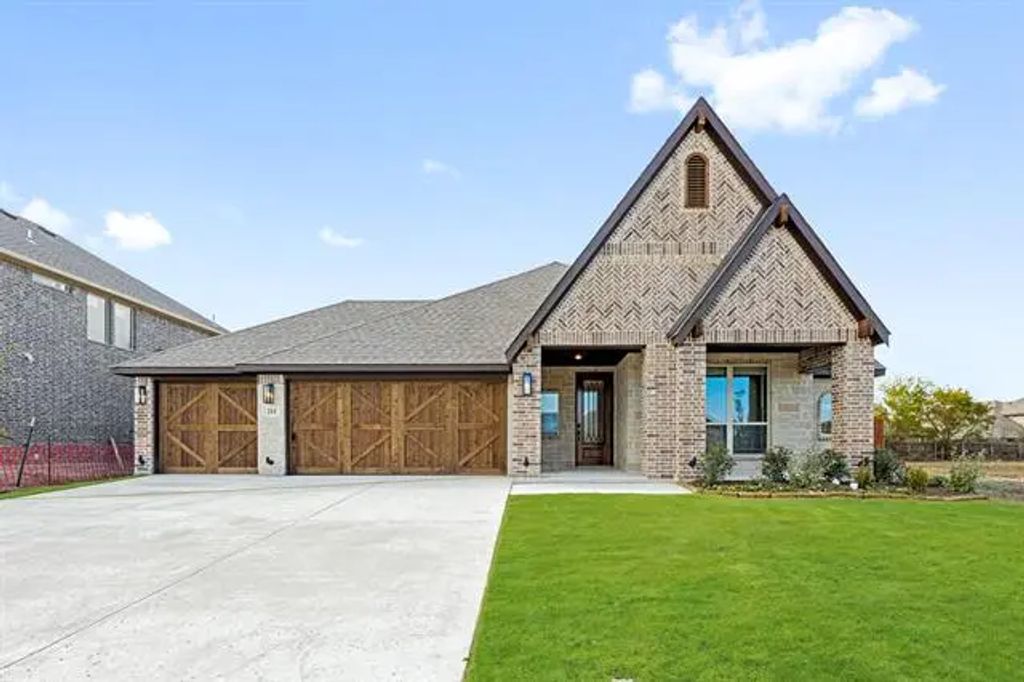 211 Memory Lane, Waxahachie