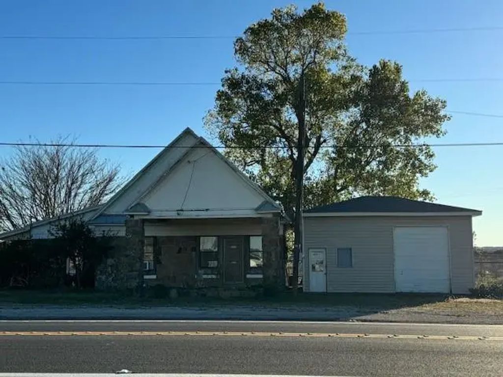 9095b W Highway 199, Poolville