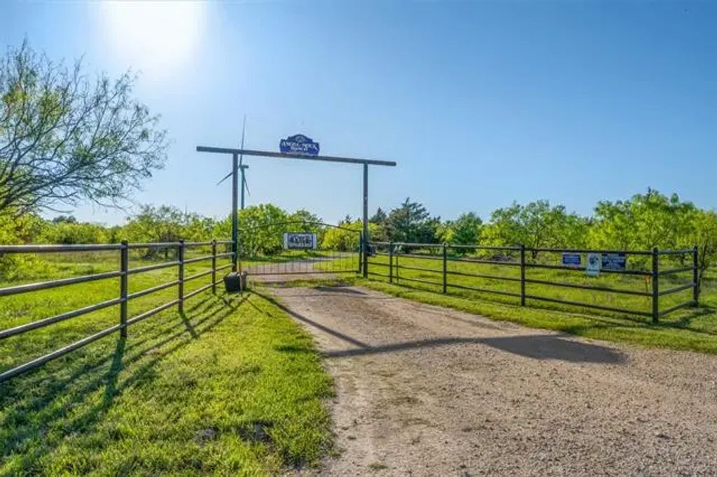 143 Private Road 342, Hubbard