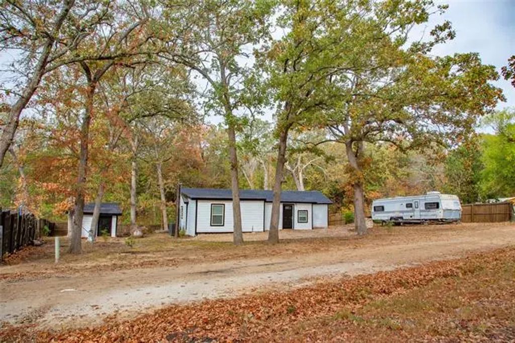 320 Sam Houston Road, Honey Grove