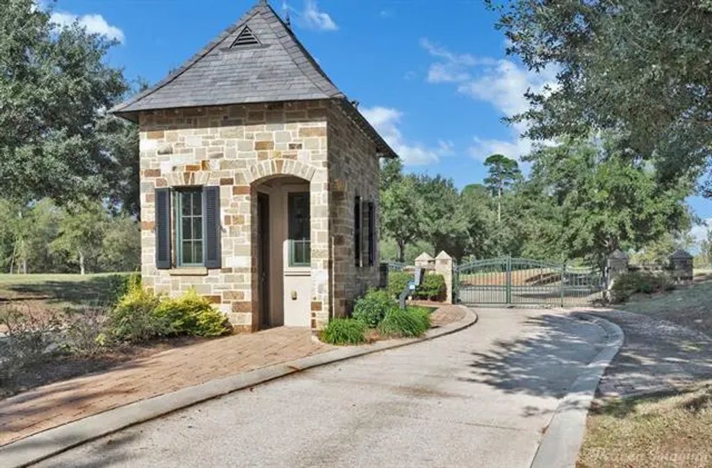 439 Overbrook Court, Shreveport