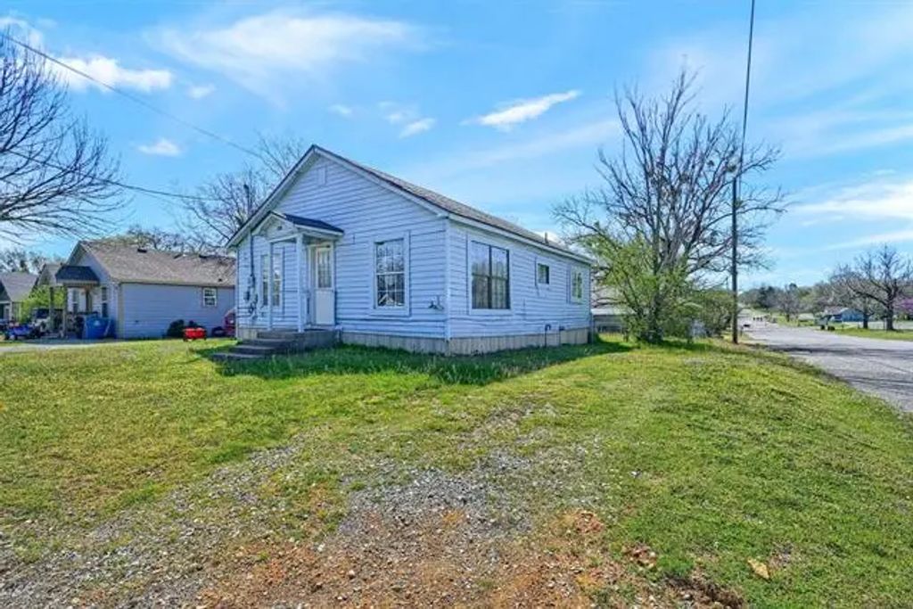 200 E Morgan Street, Denison