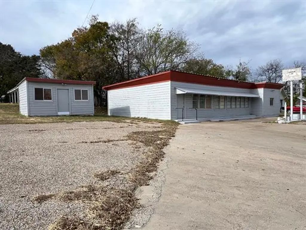 703 N Austin Street, Comanche