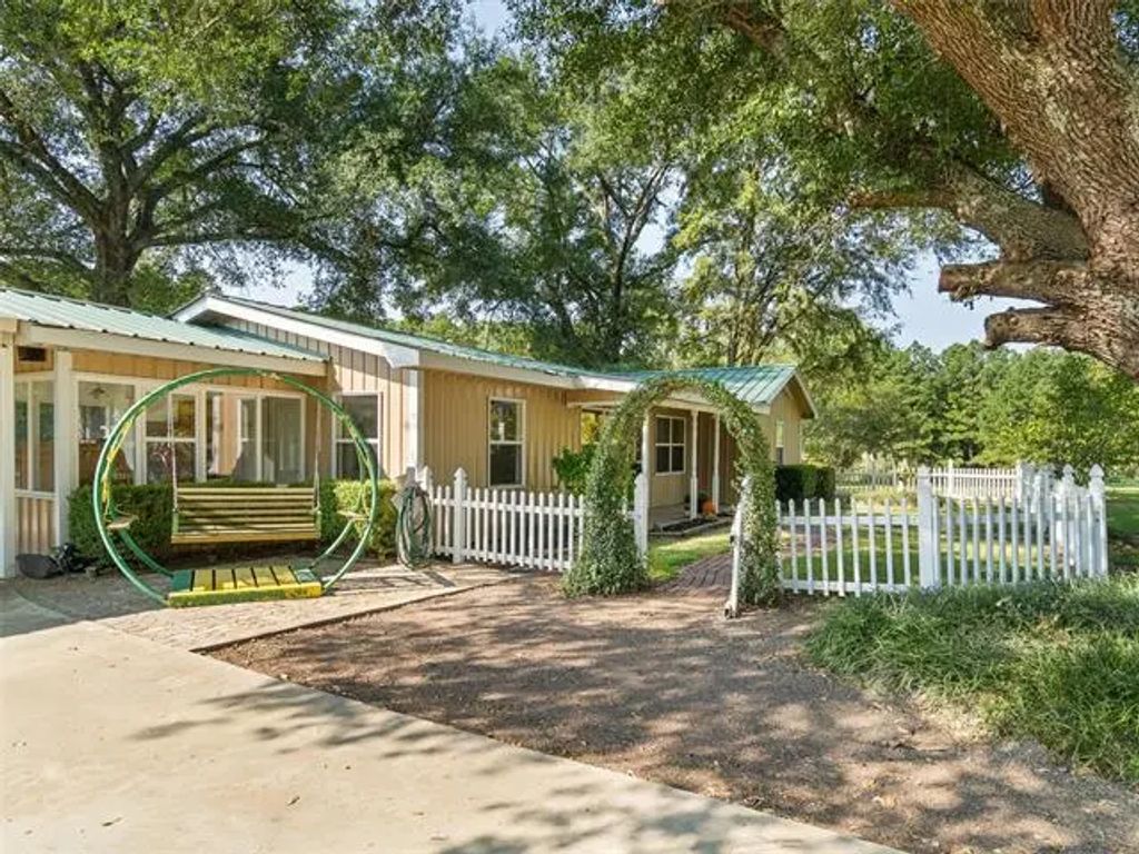 1017 Pheasant, Gilmer