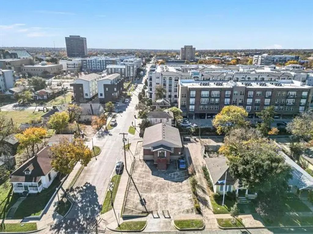 300 W 8th Street, Dallas