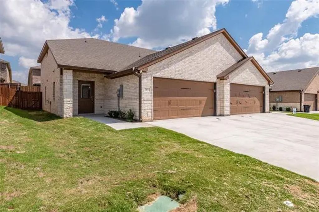712 Rolling Terrace Circle, Granbury