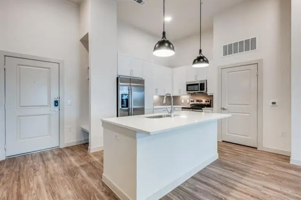 624 N Lancaster Avenue E1, Dallas