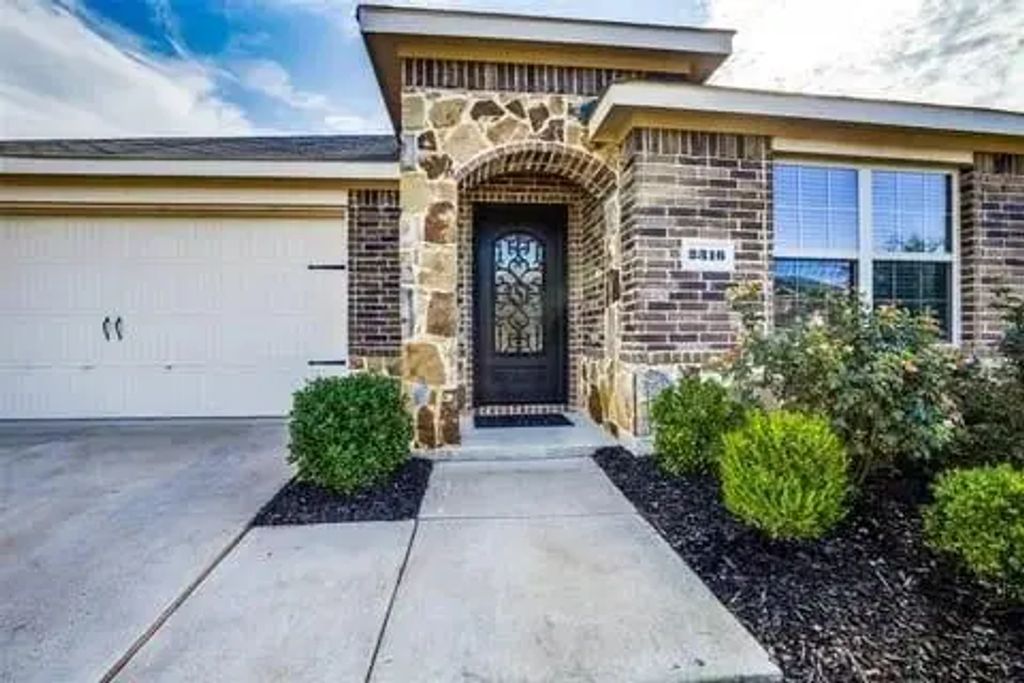 2316 Julia Lane, Forney