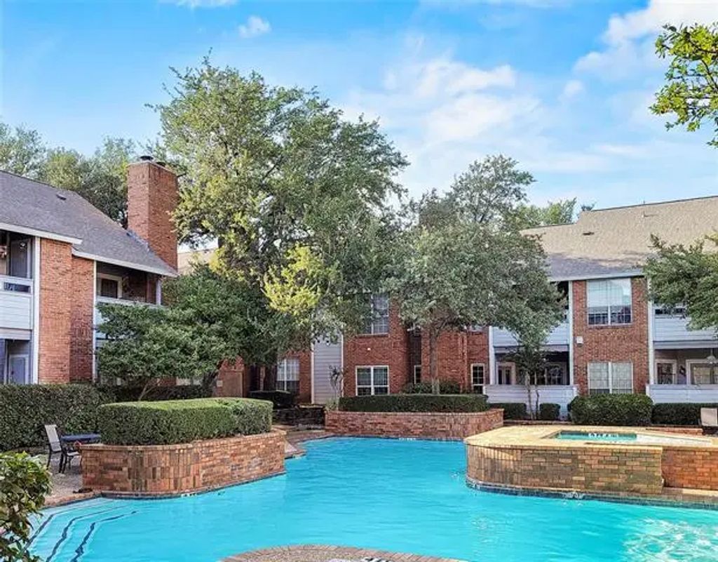 2106 Amesbury Drive 120, Arlington