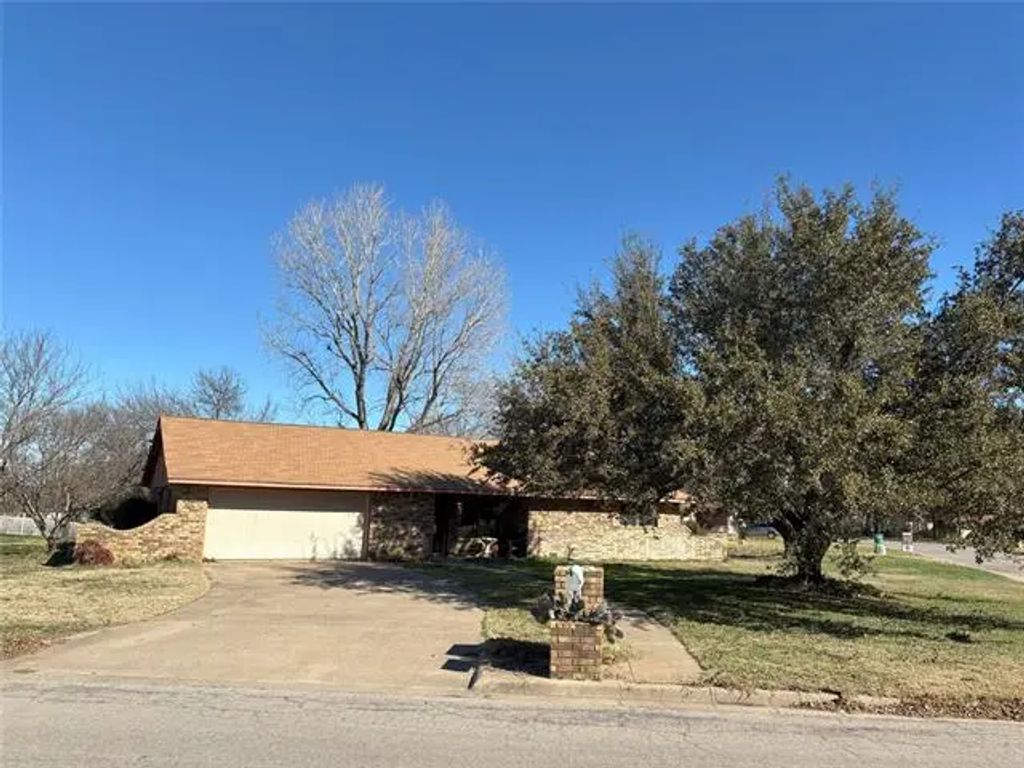 1405 N Prairie Wind Boulevard, Stephenville