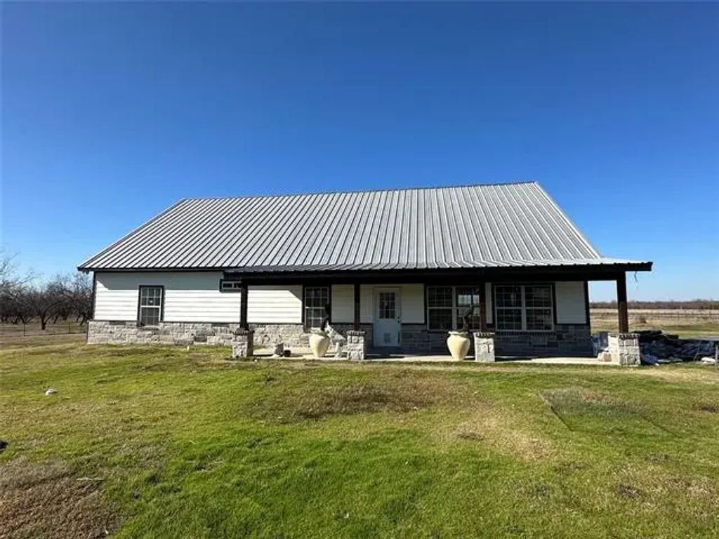2502 W Moore, Terrell