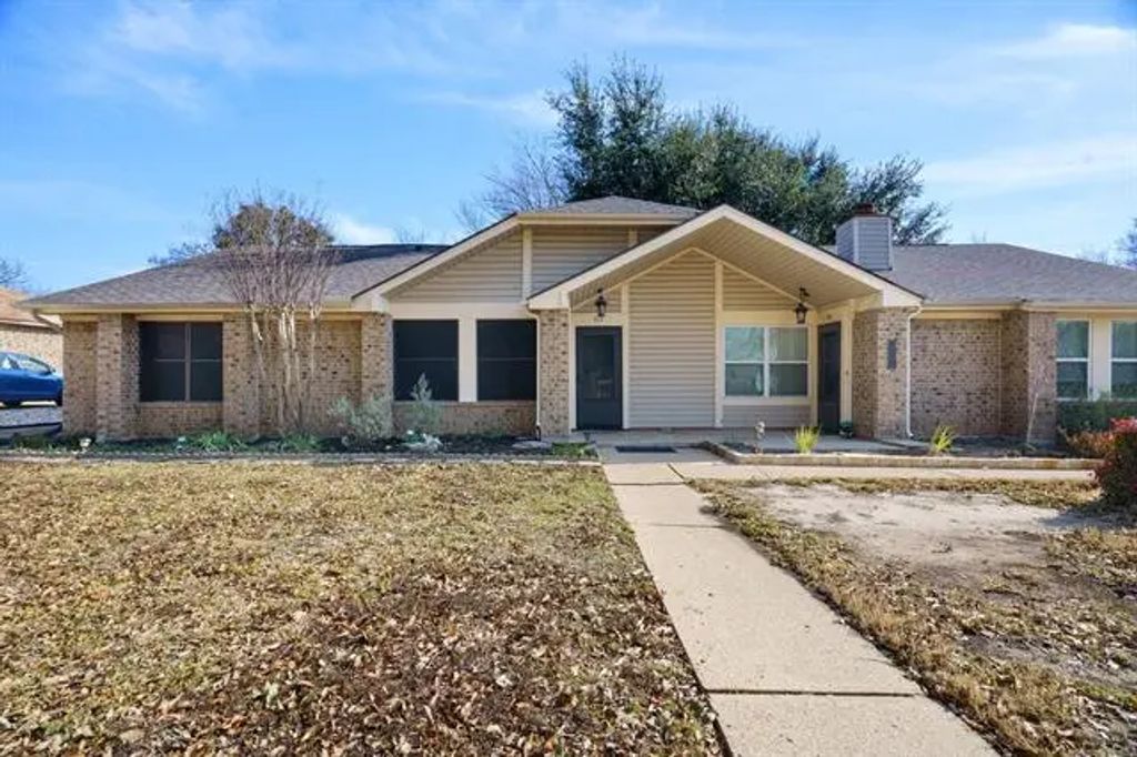 802 Blessing Creek Drive, Euless