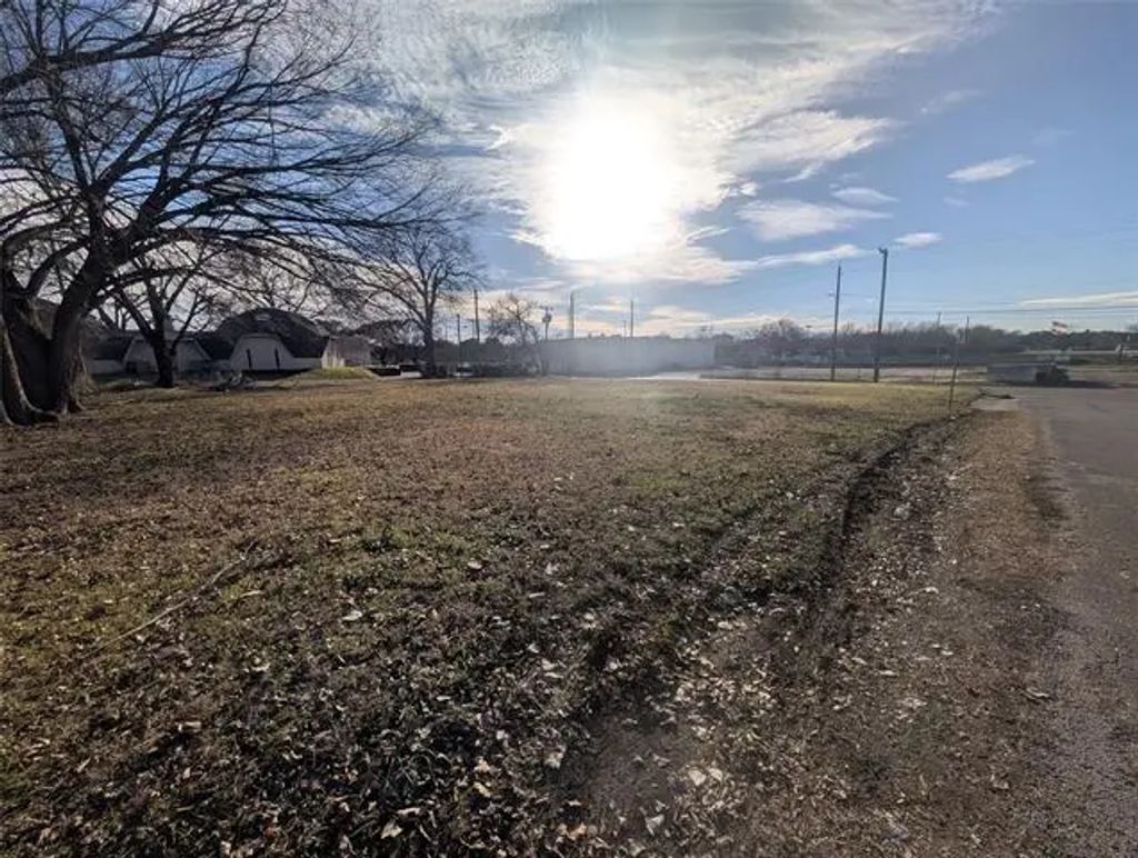 1320 W Avenue Avenue E, Garland