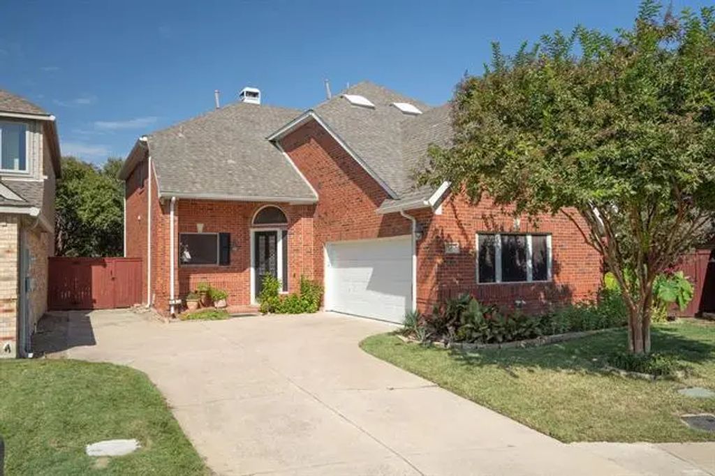 215 Edgestone Drive, Irving