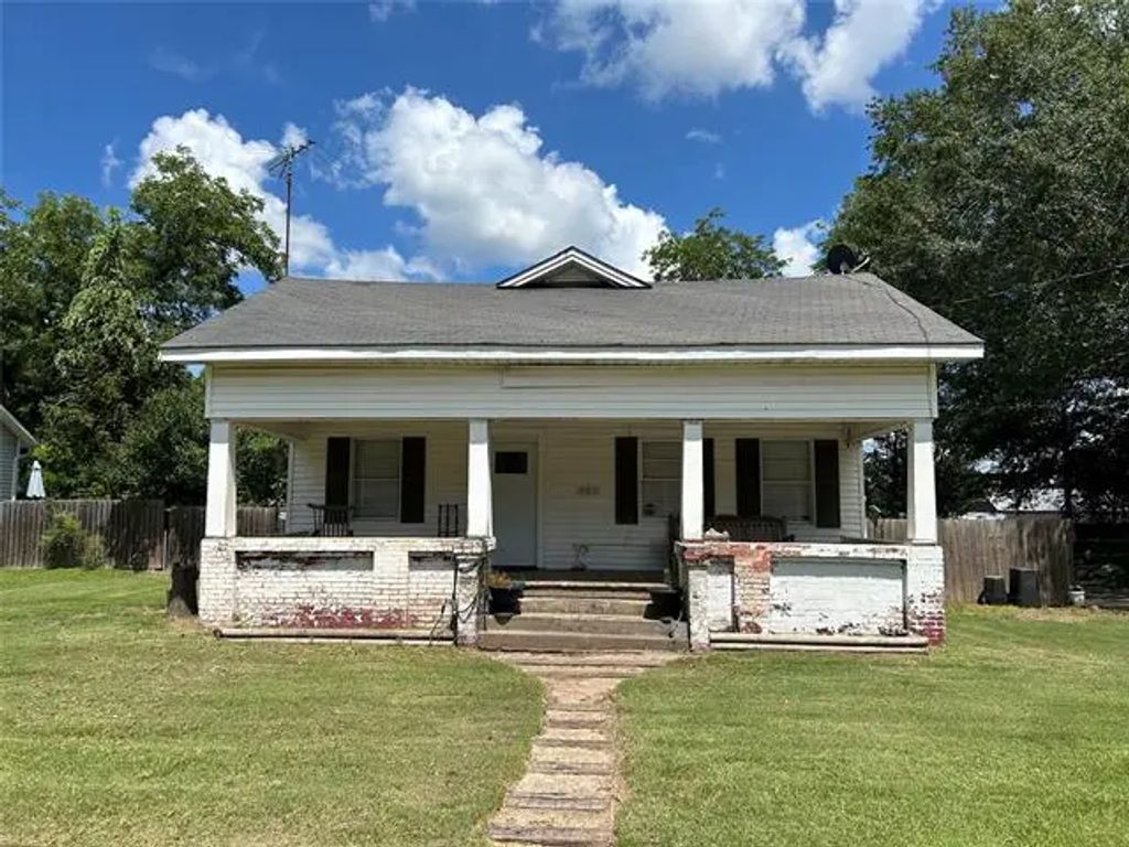 521 N Montgomery Street, Gilmer
