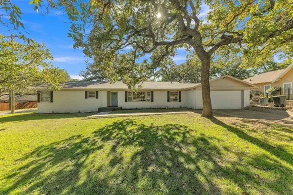 501 W Simmons Street, Weatherford