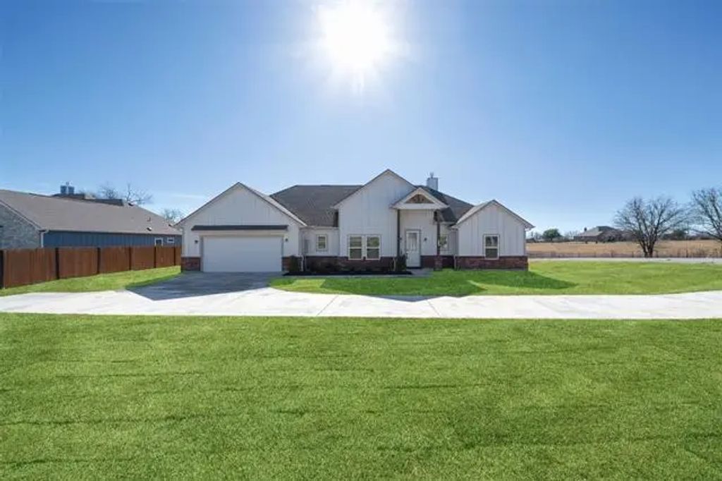 1001 Don Eve Court, Azle