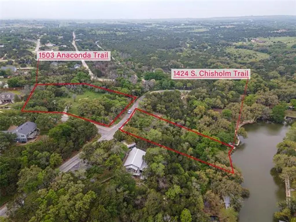 1424 S Chisholm Trail, Granbury