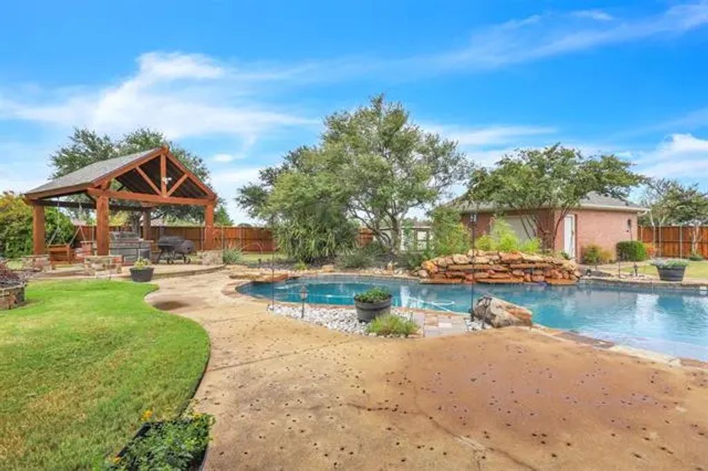 10121 Irish Ridge Street, Forney