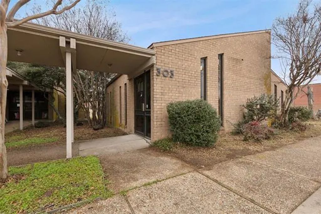 303 N Ridgeway Drive, Cleburne