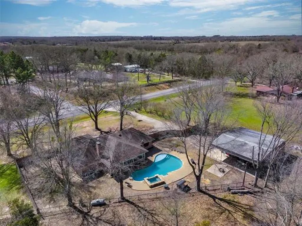 1039 Fm 2909, Canton