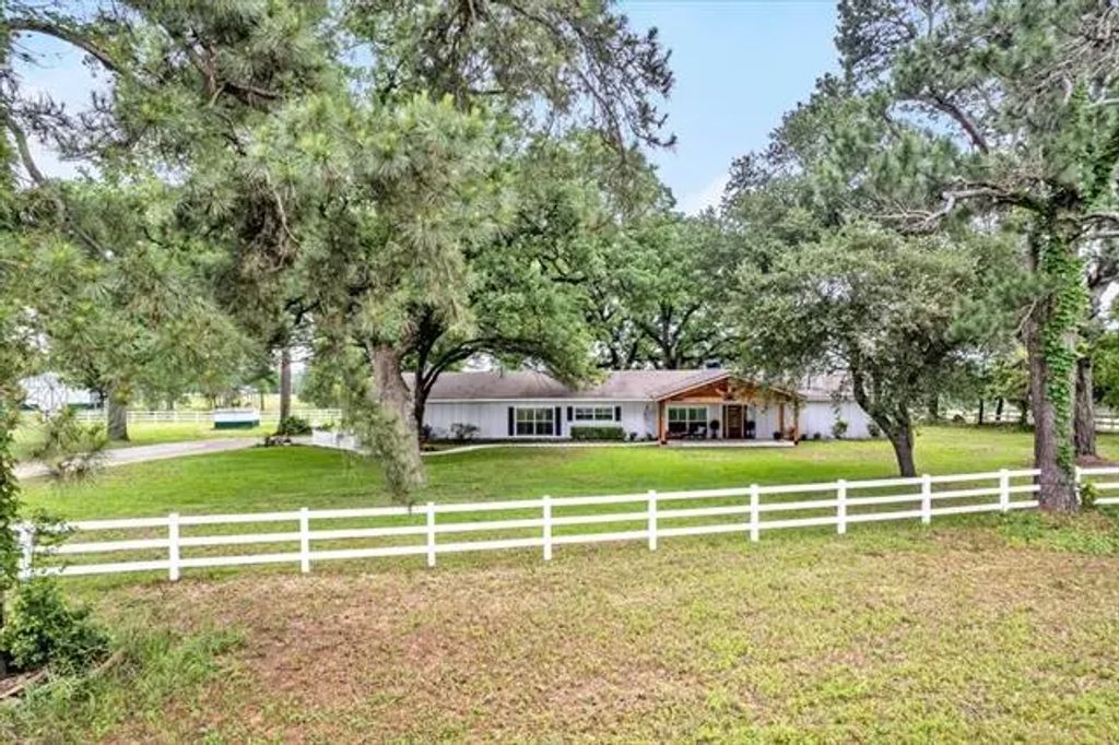 481 County Road 2766, Mineola