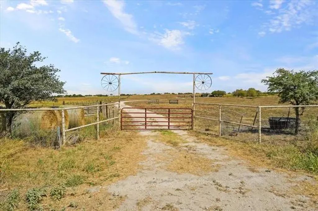696 Hill County Road 4421, Itasca