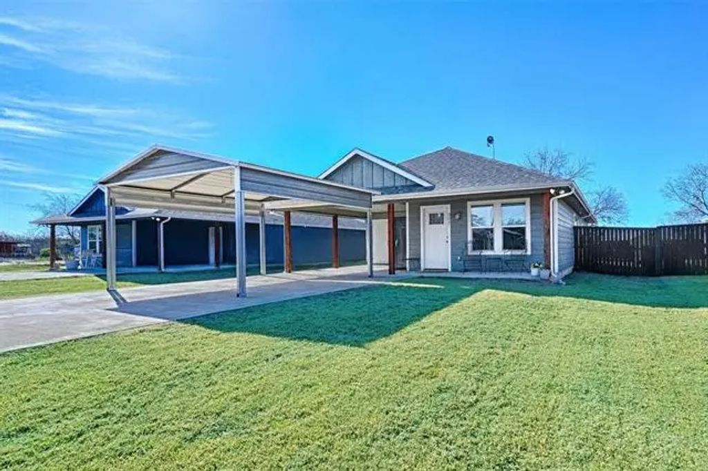 305 W Austin Street, Leonard