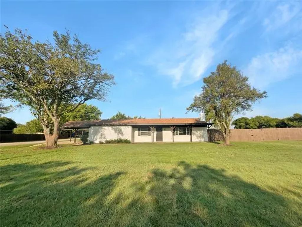 3813 Paradise Lane, Sanger