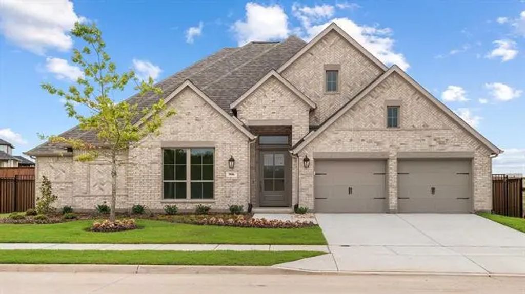906 River Sky Road, Lavon