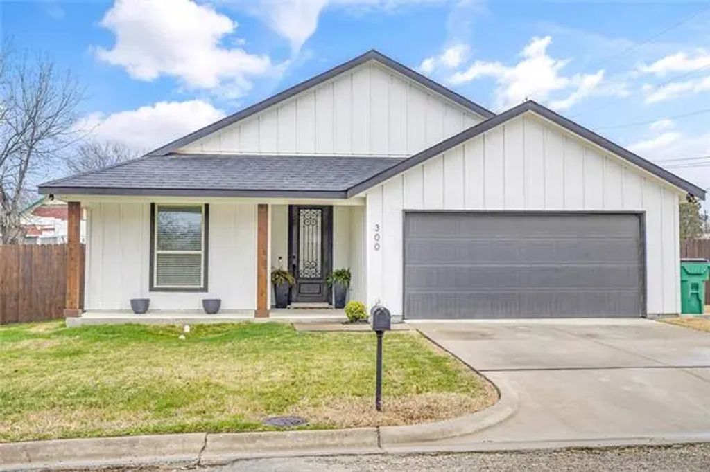 300 W College Street, Jacksboro