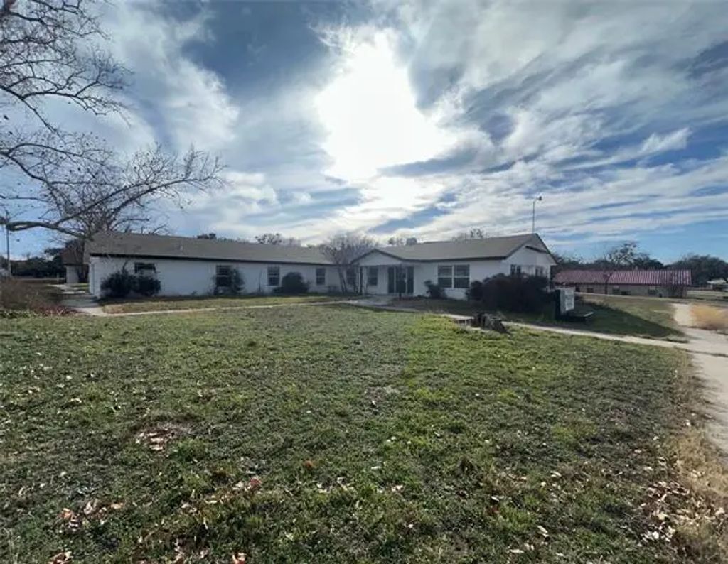 1405 W Storey Street, San Saba