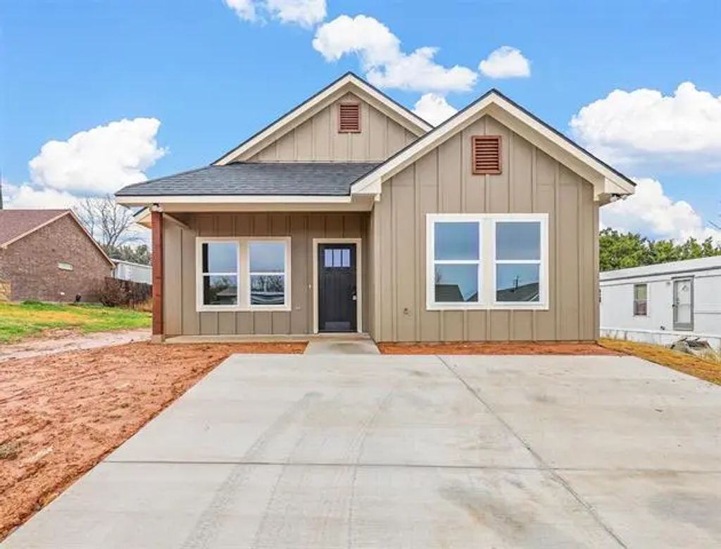 828 Colorado River Drive, Granbury