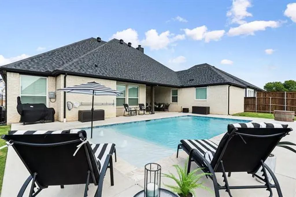 609 Golden Crest Drive, Haslet