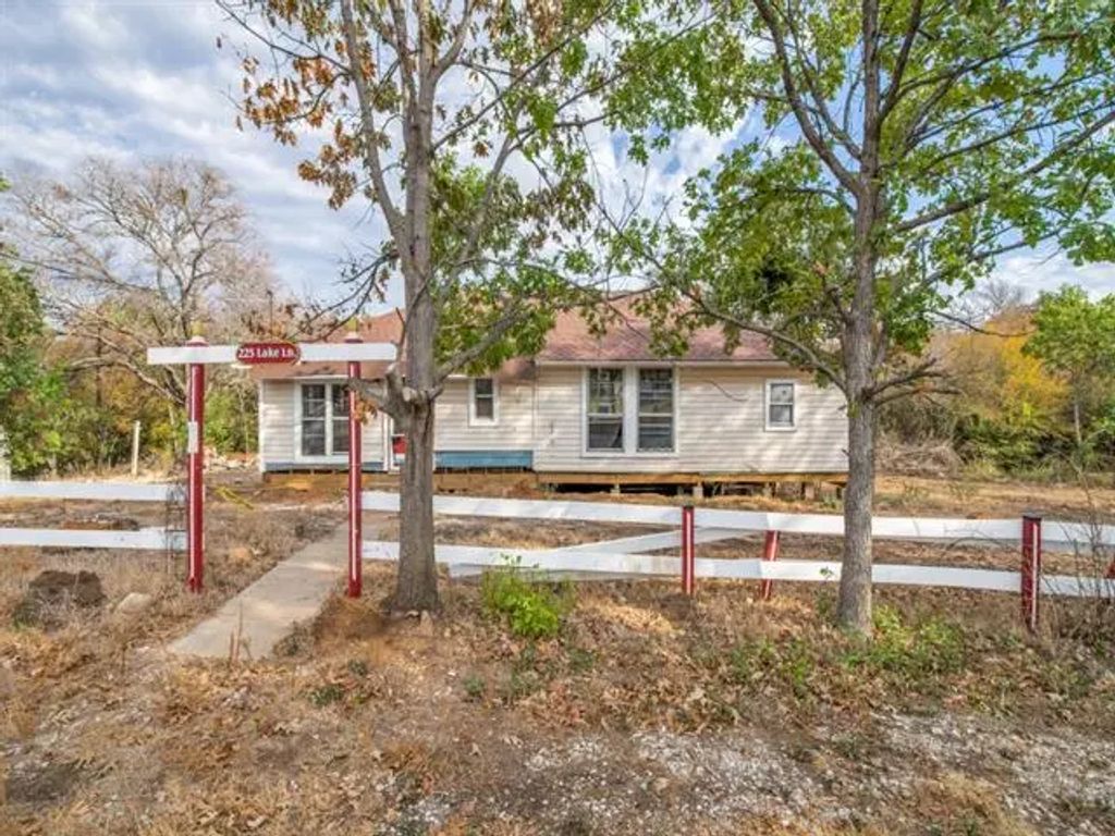 225 Lake Drive, Hickory Creek