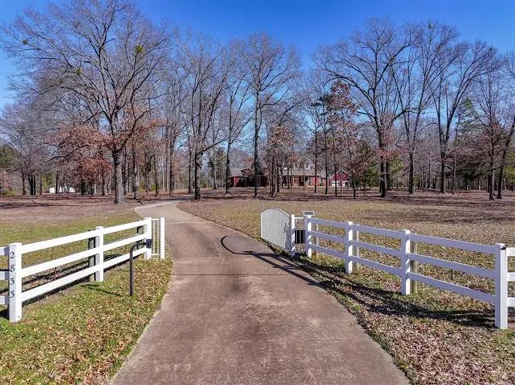 2833 Fm 1801, Mineola