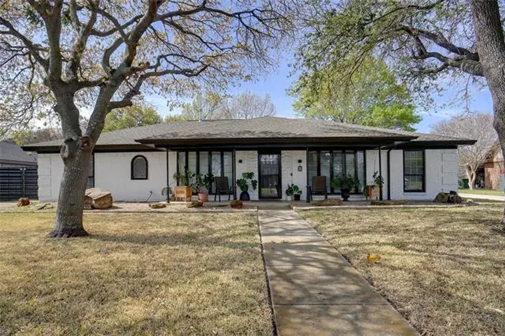1709 Louella Court, Hurst