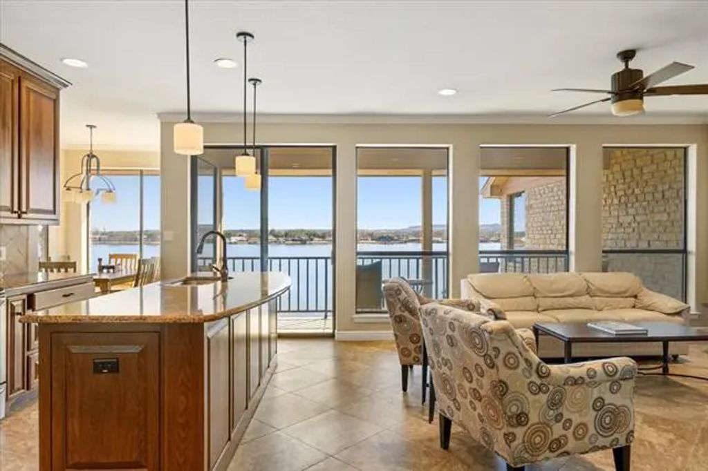 401 E Pearl 2303, Granbury