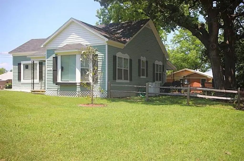 108 W Grove Street, Pilot Point