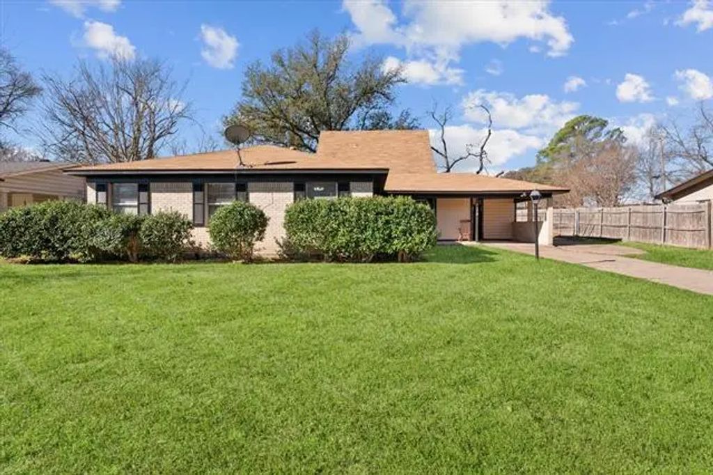2012 Fairfax Drive, Corsicana