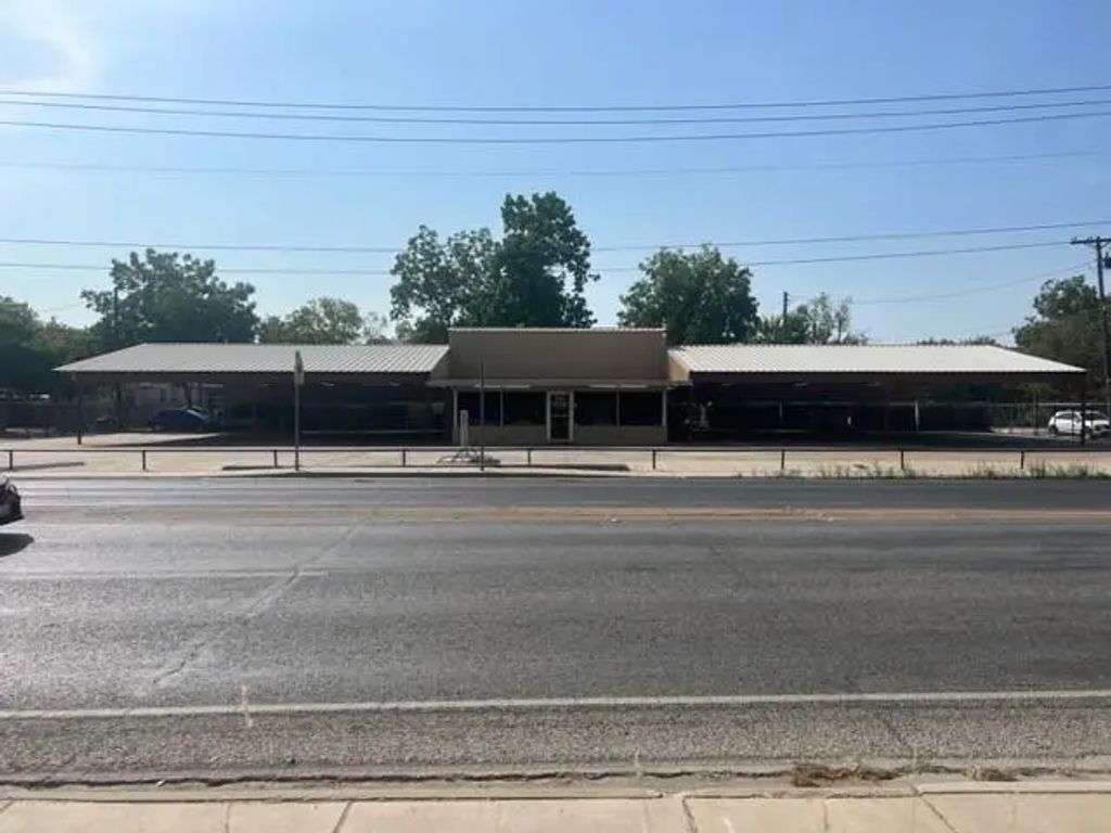 940 E Henderson Street, Cleburne