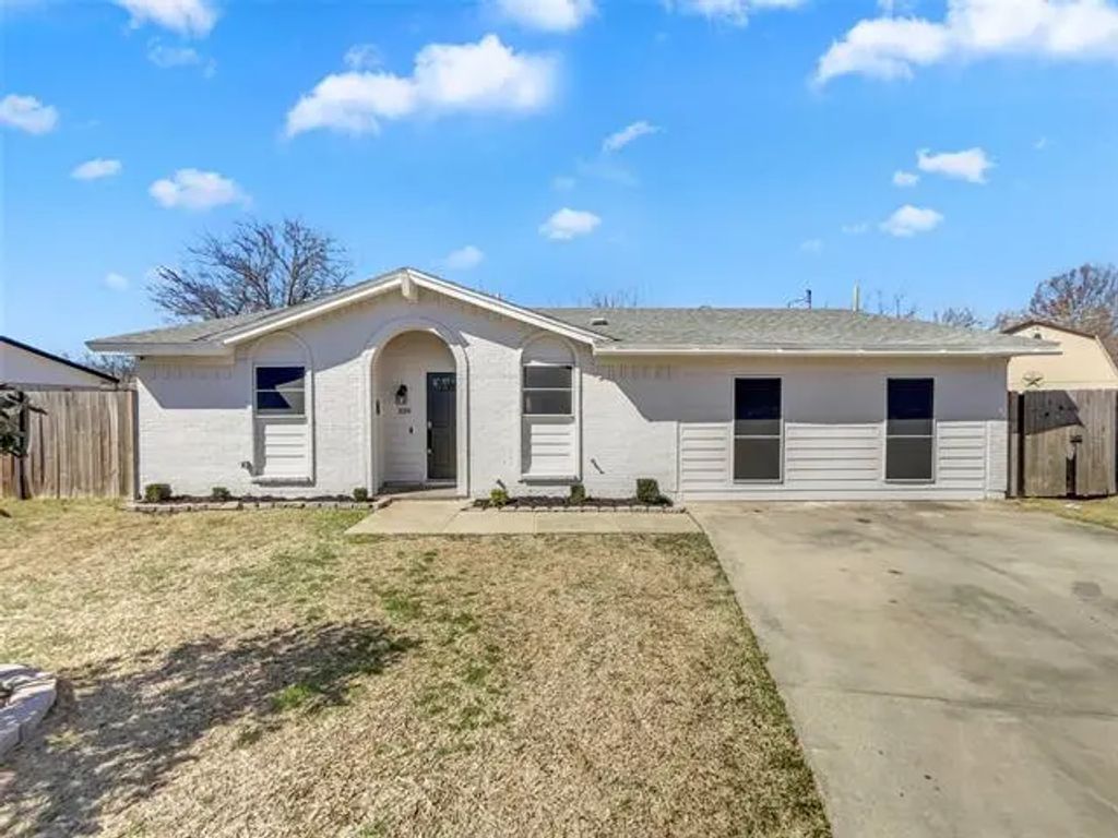 339 Shady Court, Burleson