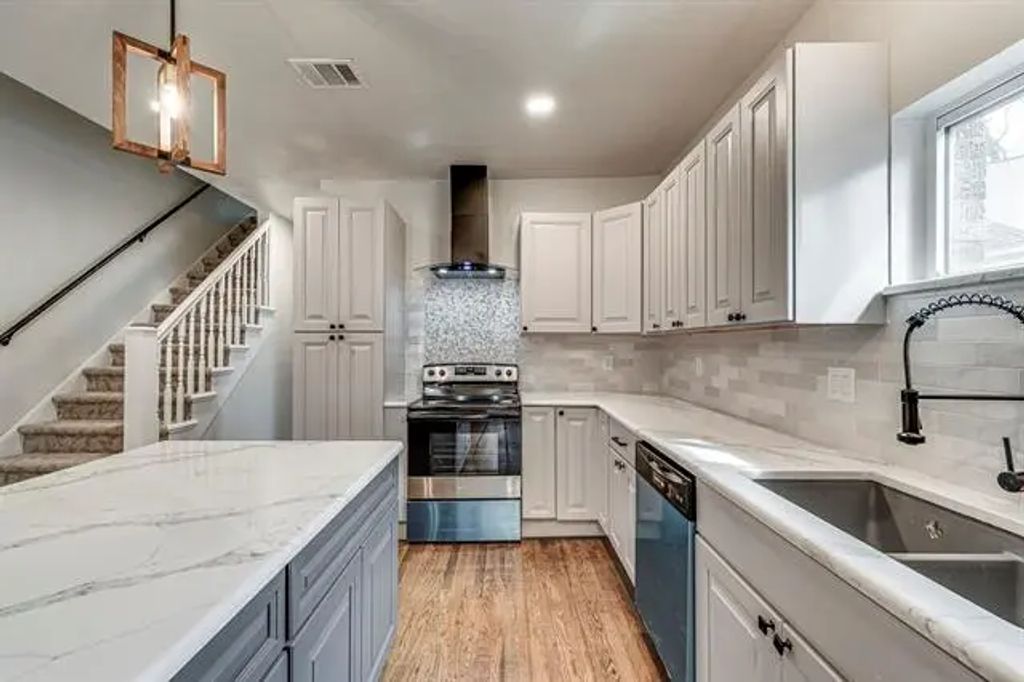 605 W Page Avenue, Dallas