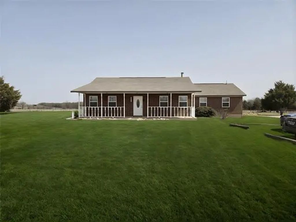 1001 N Atkins Drive, Celeste