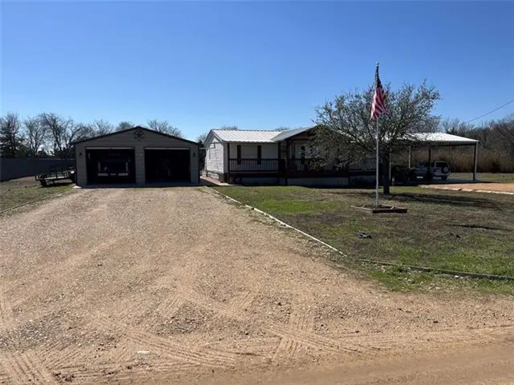 647 County Road 26700, Petty