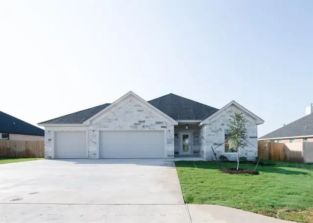 816 Secretariat Drive, Hewitt