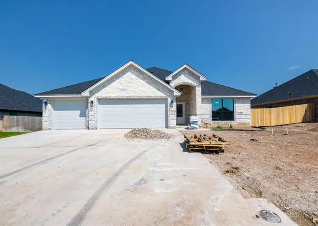 809 Sunnys Halo Drive, Hewitt