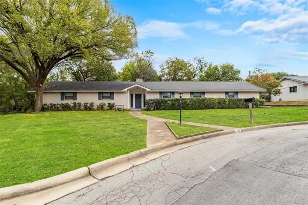 7416 Brentwood Circle, Woodway