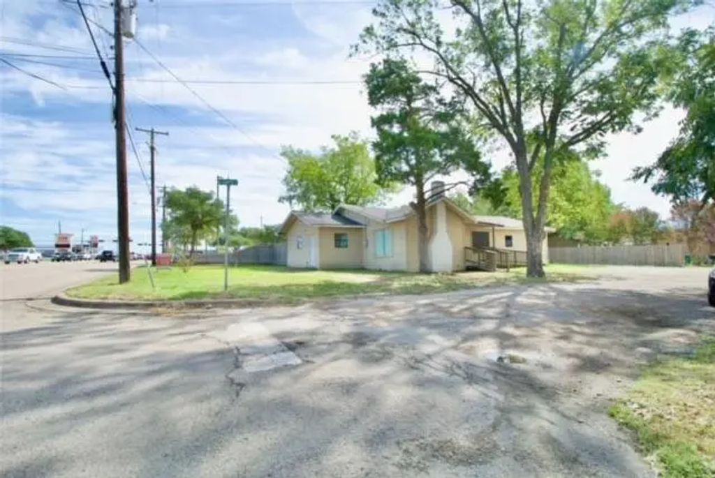 816 E Milam Street, Mexia