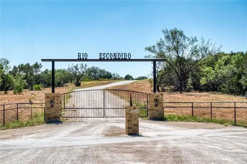 966 Pr 4212 Road, Evant